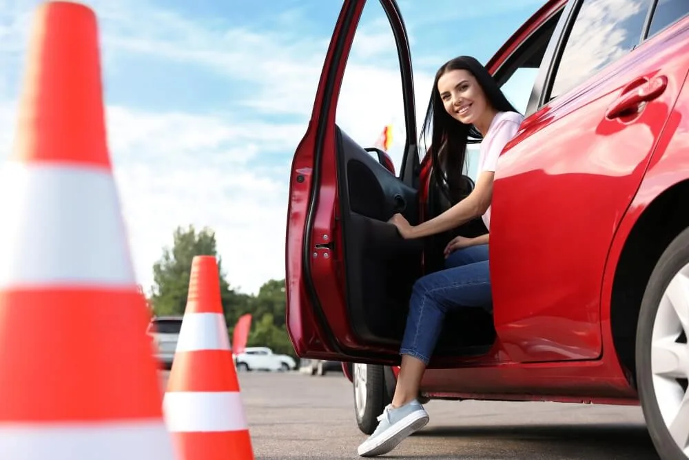 Teilnehmerin steigt beim WAB Moderatoren Ausbildungs Kurs aus dem Auto